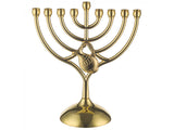 Menorah de Janucá dorada con jarra de aceite