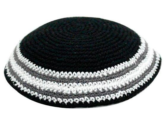 Kipá negra de tejido de punto con líneas negras blancas y grises - Compraenisrael