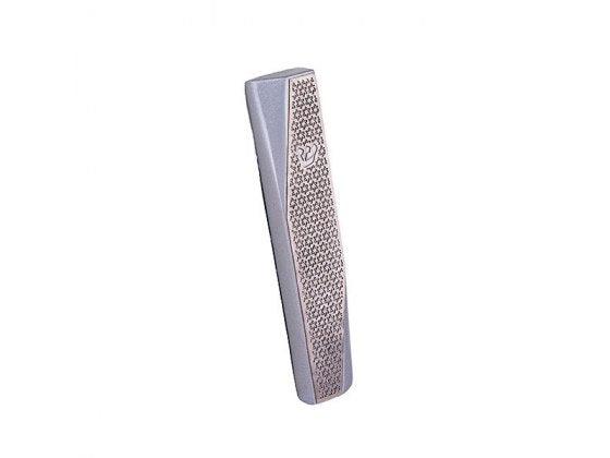 Mezuzá decorada con Estrellas de David en corte geométrico - Compraenisrael