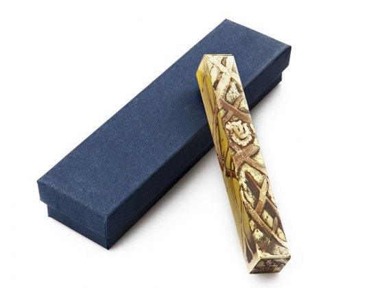 Mezuzá de metal con un patrón X hechos a mano - Compraenisrael