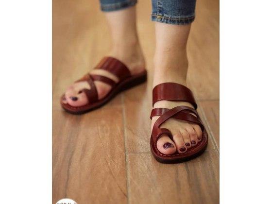 Sandalia de cuero con dedo pulgar y tira ancha confeccionadas a mano Shulamit - Compraenisrael