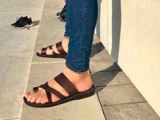 Sandalia de cuero con dedo pulgar y tira ancha confeccionadas a mano Shulamit para hombre - Compraenisrael
