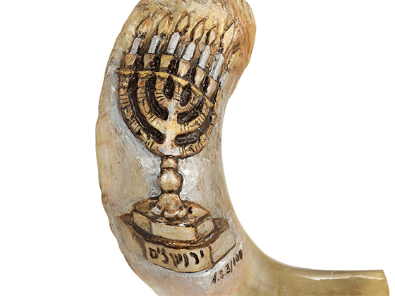 Shofar corto con la Menorah de 7 Brazos grabada - Compraenisrael