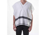 Talit Katan Tzitzit de lana liviana con rayas negras y con cuello en V - Compraenisrael