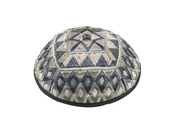 Talit bordado con diseño de cuadrados plateados con Kipa - Compraenisrael