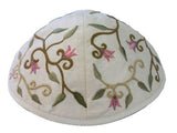 Kipá blanca en tela con bordado floral - Compraenisrael