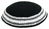 Kipá negra de tejido de punto con líneas negras blancas y grises - Compraenisrael
