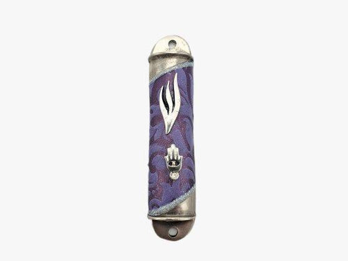 Mezuzá con Hamsa diseñada en peltre de color púrpura - Compraenisrael