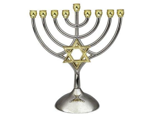 Menorah de Janucá plateada con porta velas doradas y Estrella de David - Compraenisrael