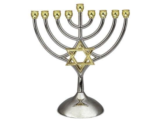 Menorah de Janucá plateada con porta velas doradas y Estrella de David - Compraenisrael